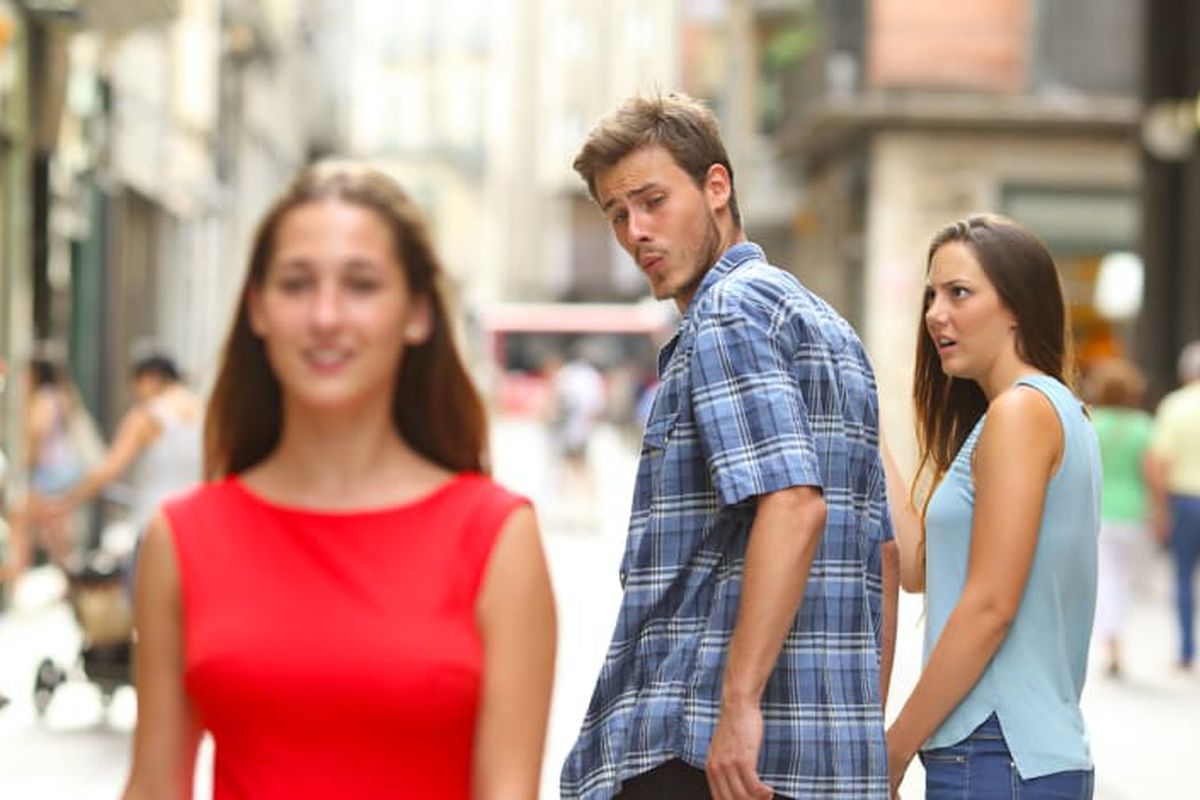 Distracted Boyfriend meme about Grüns